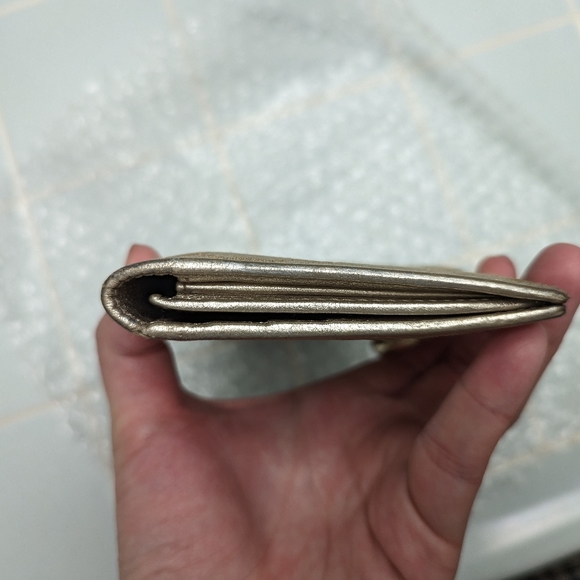 Authentic Gucci GG Beige Gold Metallic Abbey D wallet - Picture 7 of 16